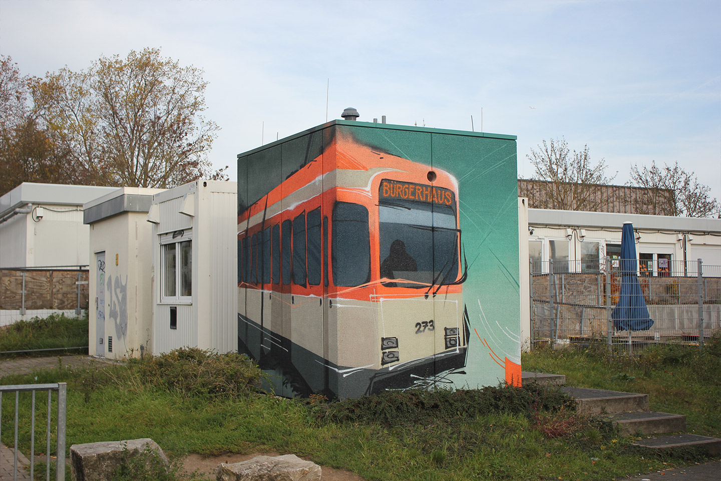 Straßenbahn M8C auf einem Häuschen der Mainzer Mobilität