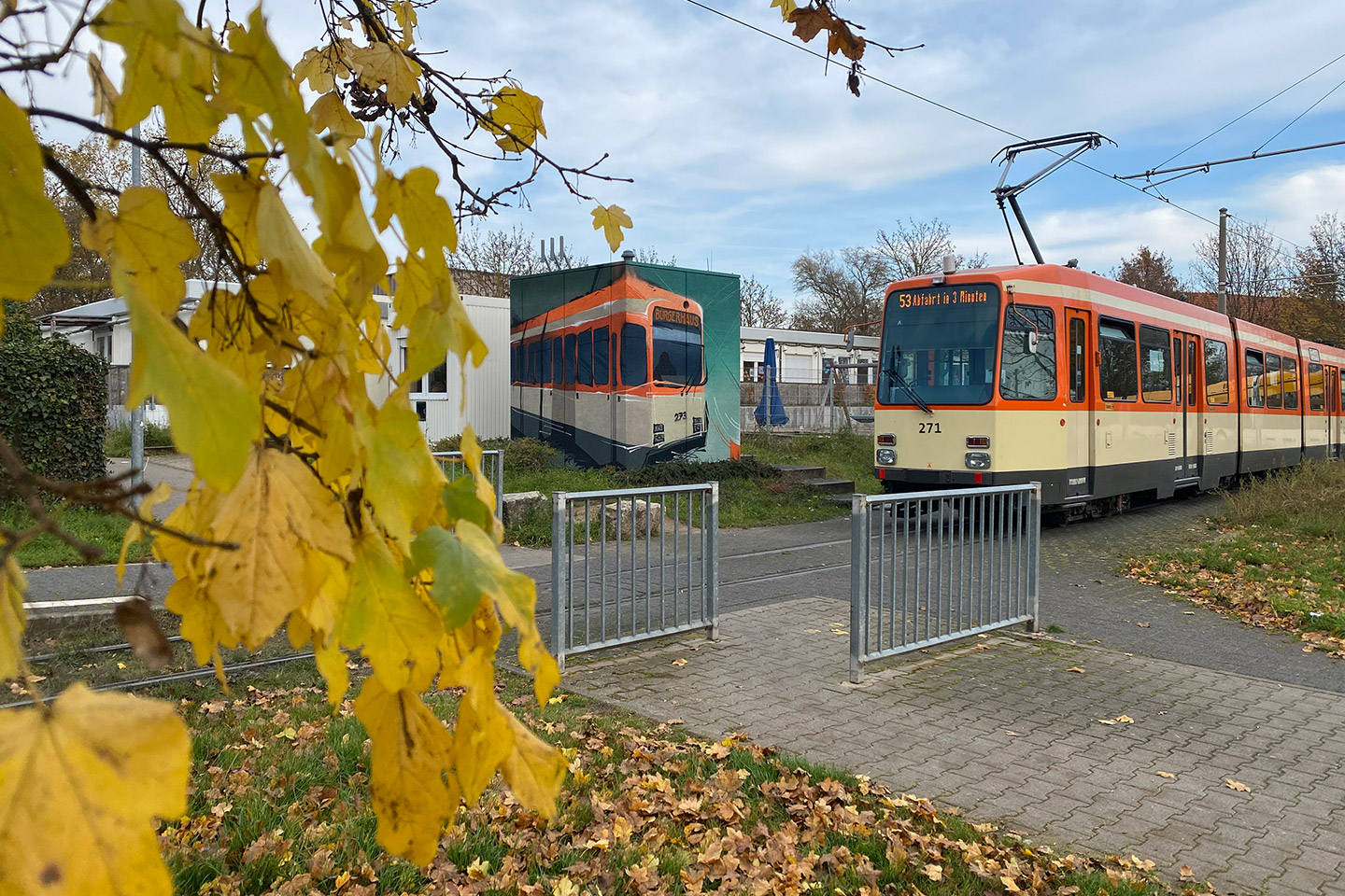 Straßenbahn M8C auf einem Häuschen der Mainzer Mobilität