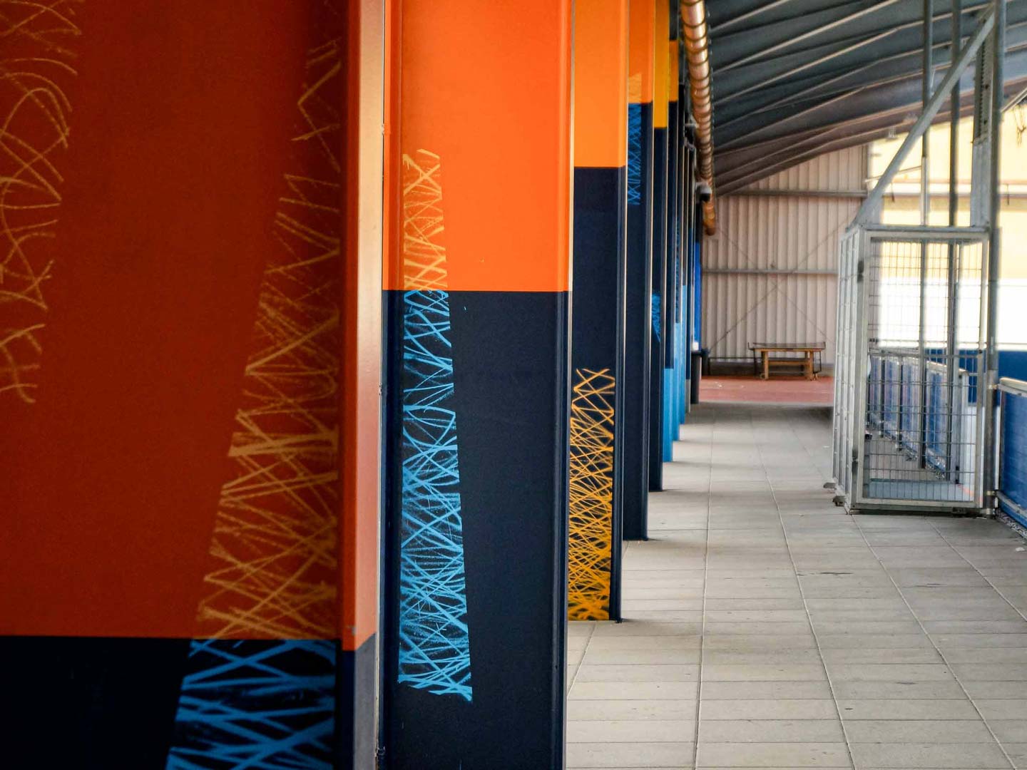 Gestaltung der Stahlträger der Lohrheimer Kaltsporthalle durch Studio Lacks