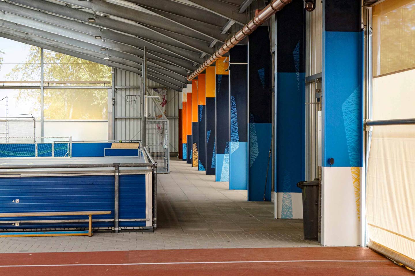 Wall design of the steel girders of the multifunctional hall in Lohrheim by Studio Lacks